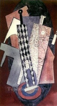 Pablo Picasso Painting - Arlequín sosteniendo una botella y una mujer 1915 Pablo Picasso